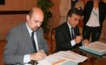 La firma dell'accordo: a sinistra l'assessore Manzato e a destra il presidente Ismea, Arturo Semerari firma-accordo-regione-ismea-mag-2012